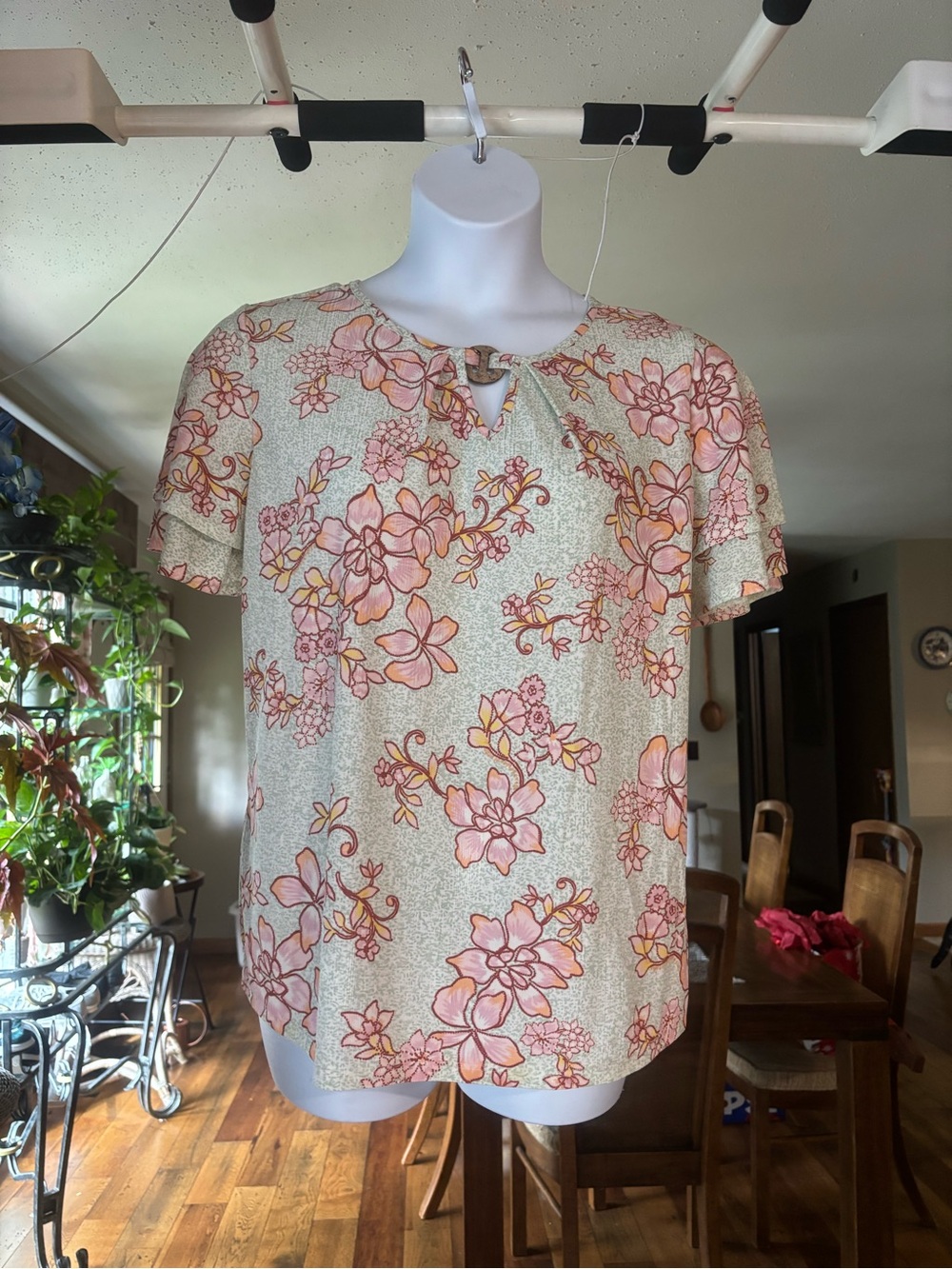 Cure Women’s Floral Keyhole Short-Sleeve Top in Pink & Cream Size M